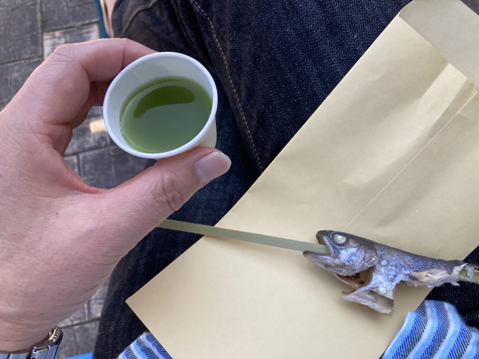 今の気温は27℃、ベンチでゆっくり座って食べ始めていたら、
川根茶を販売しているおじさんが、試飲用のお茶を差し入れてくれました。お礼を言って、
ヤマメの塩焼きを堪能しました。

おじさんありがとう。と言いながら、私もおじさんですがね。孫がいるので正確にはジジイ。
年齢がわかりますね。