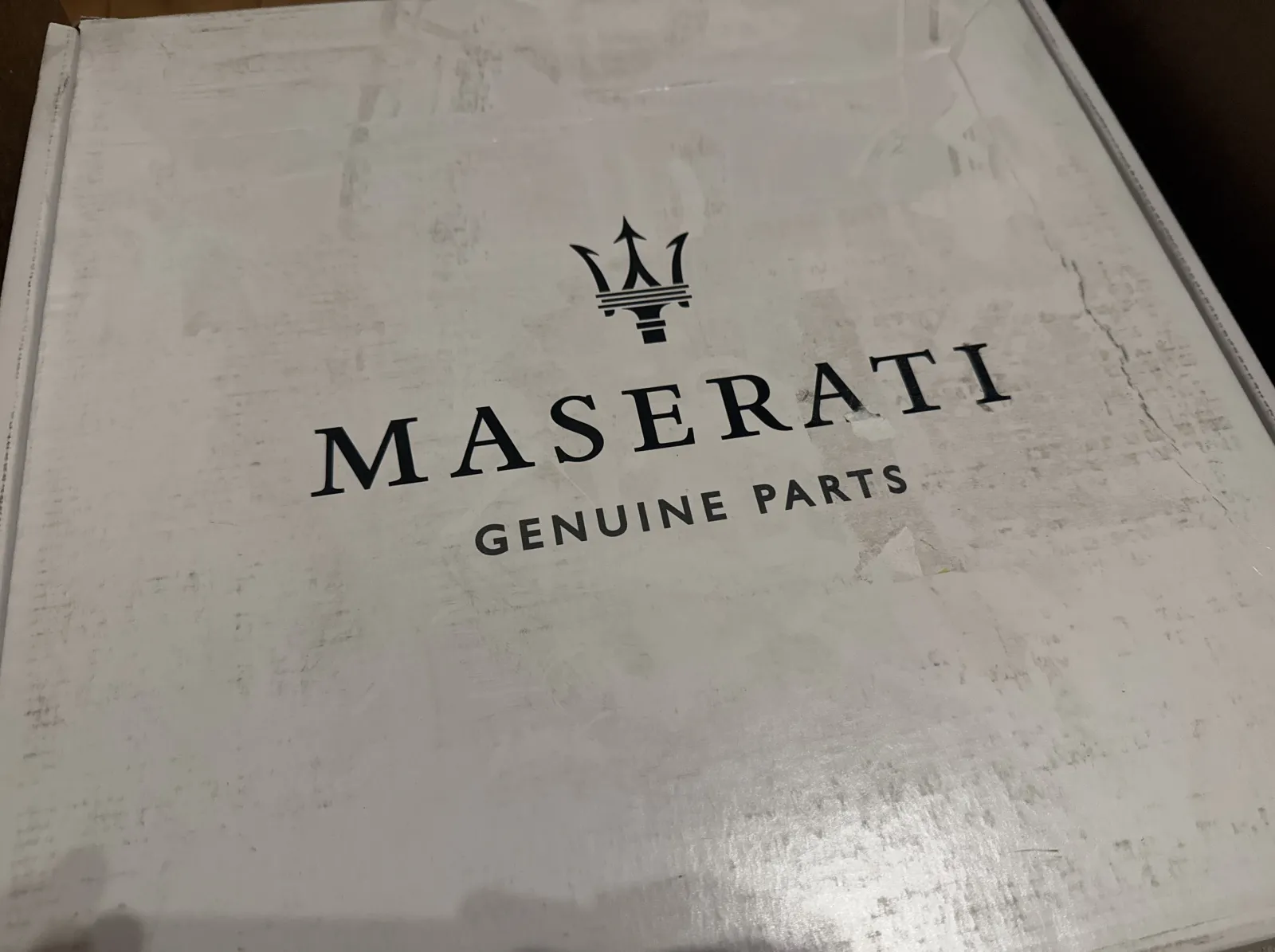 驚いたことにボロボロですが、マセラティの外箱に入ってました。