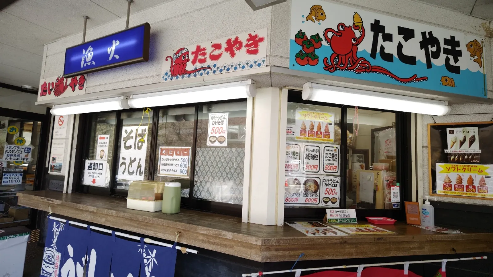 店内では三陸産の毛ガニやアワビなどを販売するの鮮魚コーナーもありますが、お気に入りはココ