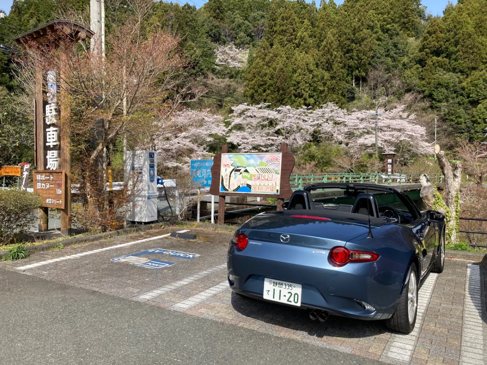今日は、明日が雨模様らしいので、走りに来ました。　ここは天竜。道の駅「花桃の里」。

天竜川の東岸にあります。近くに船明ダムがあるので、ダム湖になっていて、
カヌーや競技ボートの練習場や競技場になっています。