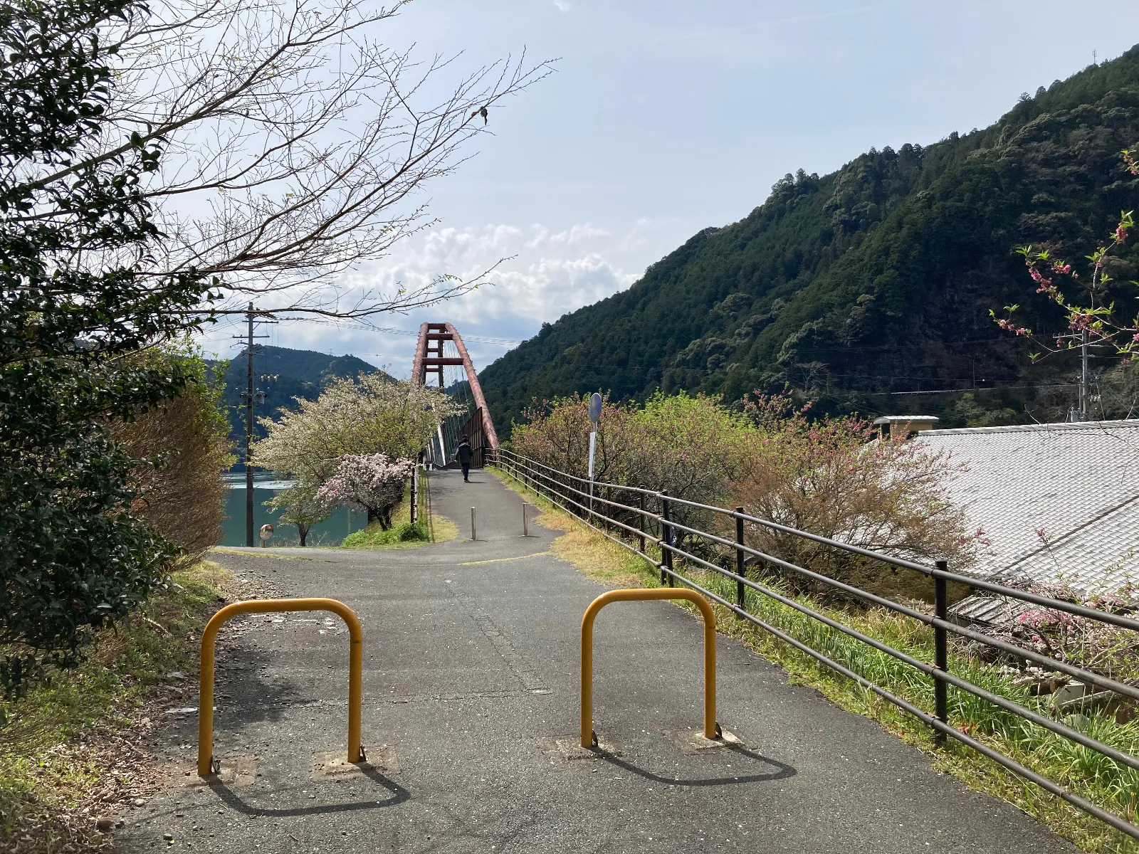 道の駅から対岸までの橋がかかっています。
以前に来た時には渡らず、秋葉神社へ行ってしまいましたので、今日は散策しながら橋を渡って行きたいと思います。

名前は夢の吊り橋。