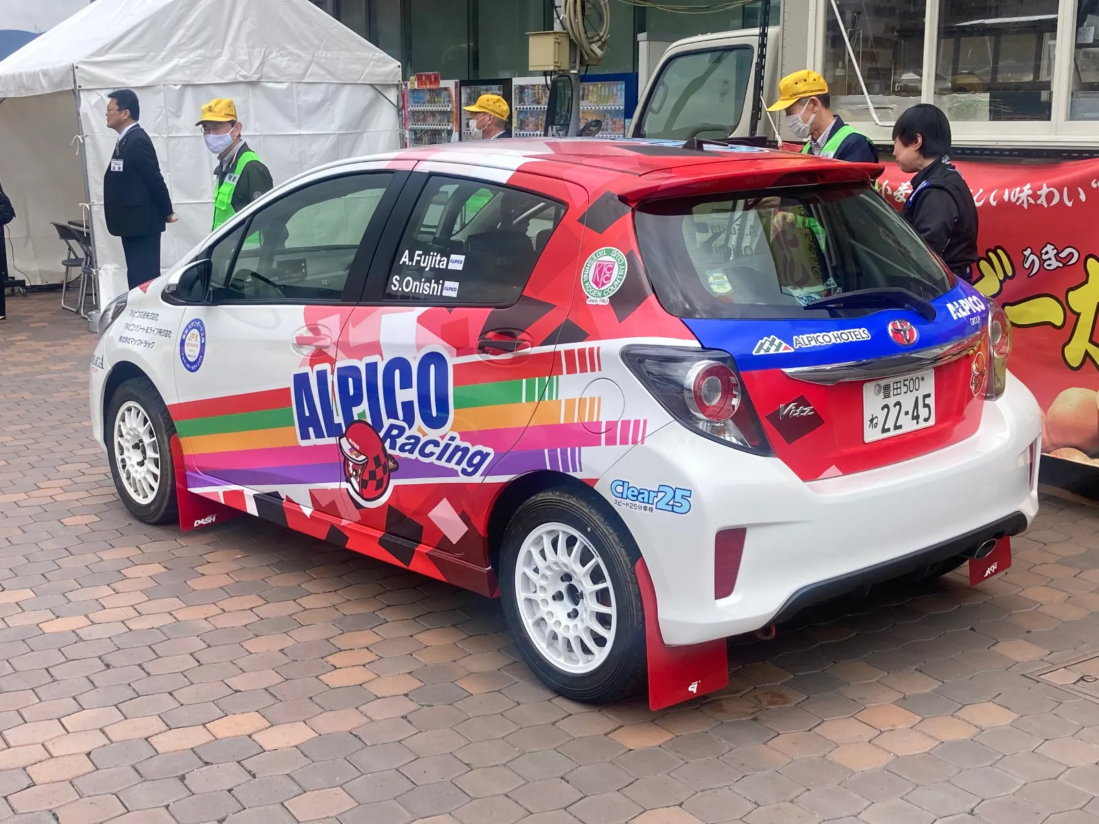 春の交通安全キャンペーンを実施中でした。ラリーイベント参加車両も目立っていましたよ。