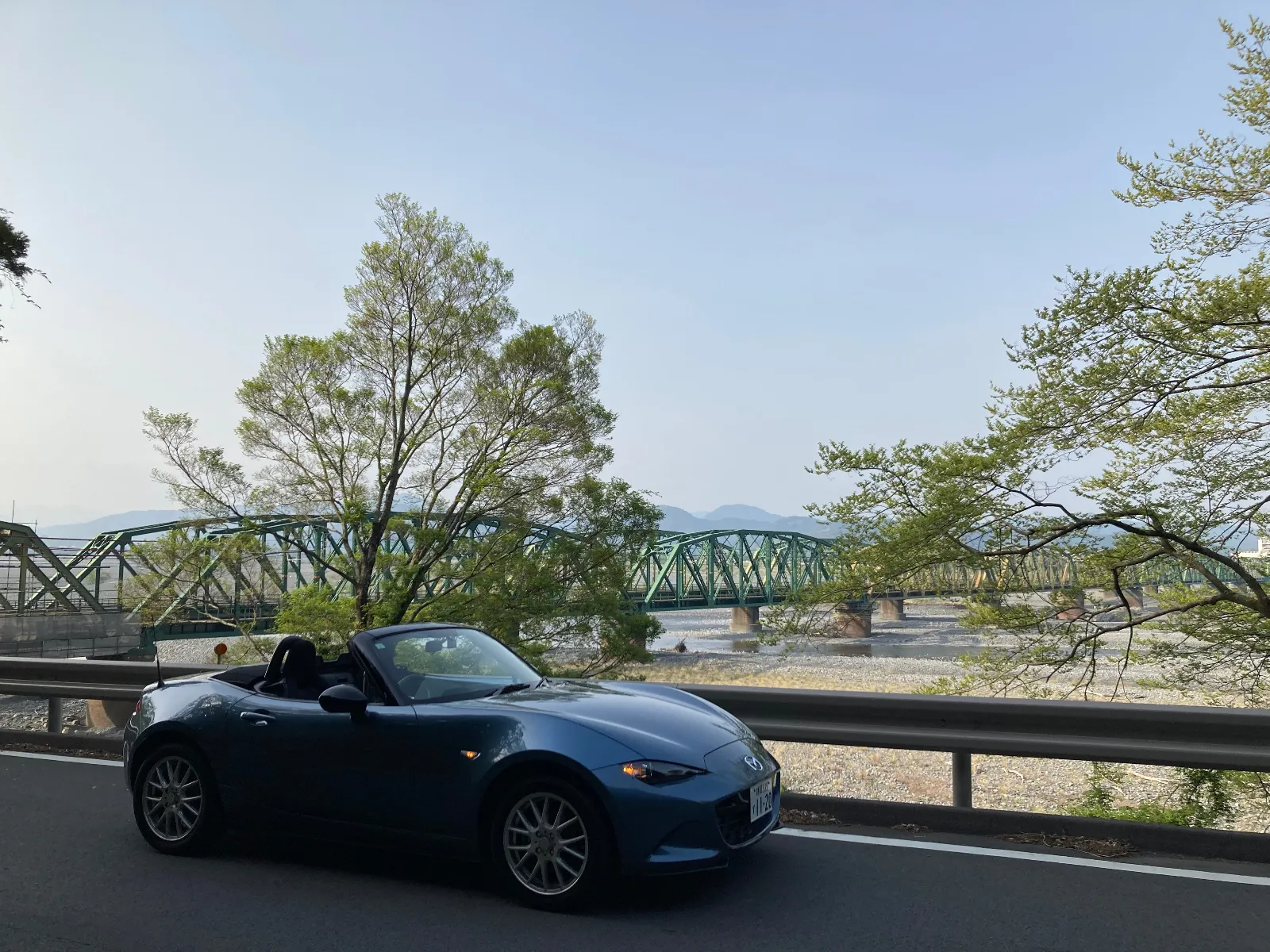 大井川西岸の県道からJRの東海道線のトラス橋を覗見ます。実は、こちら側だとトラス橋がすぐ横で見ることができるポイントがあります。
なかなかの迫力ある景色です。また、改めて紹介したいです。