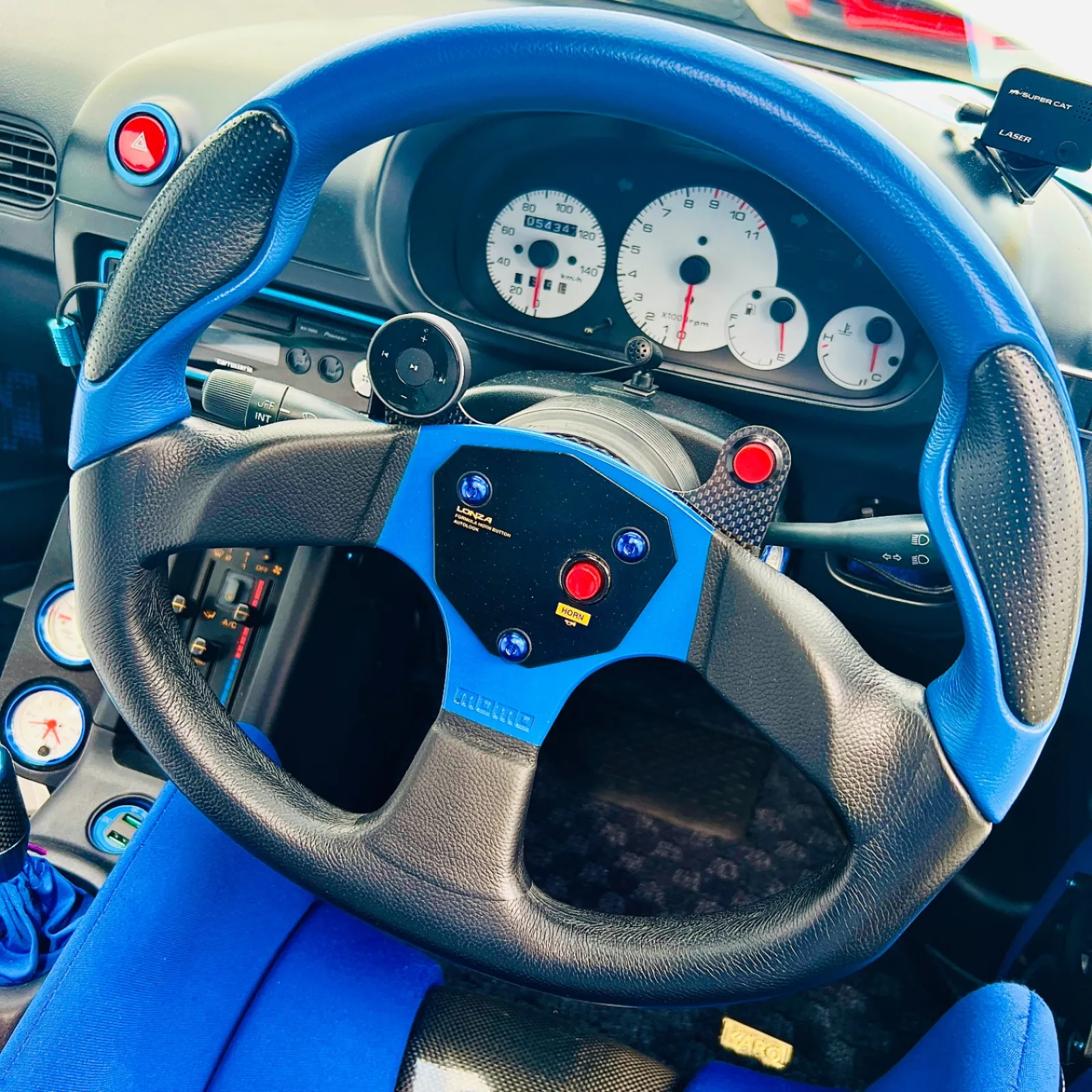 ステアリングリモコンと増設ホーンボタンをつけて見ました。
なかなかにレーシーでかっこいい😆