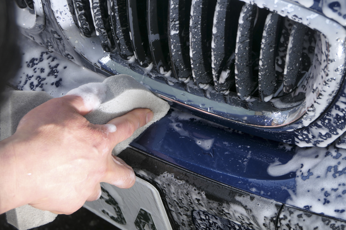 くびれで掴みやすく、鋭角ヘッドで差し込みやすい！【現代洗車心得