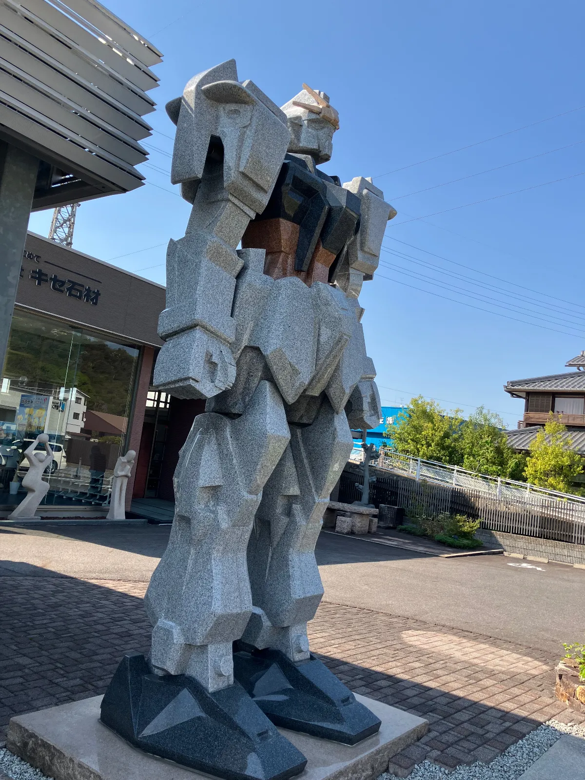 ガンダムの石像 | カーライフ | カーライフSNS | カーライフ・カー用品