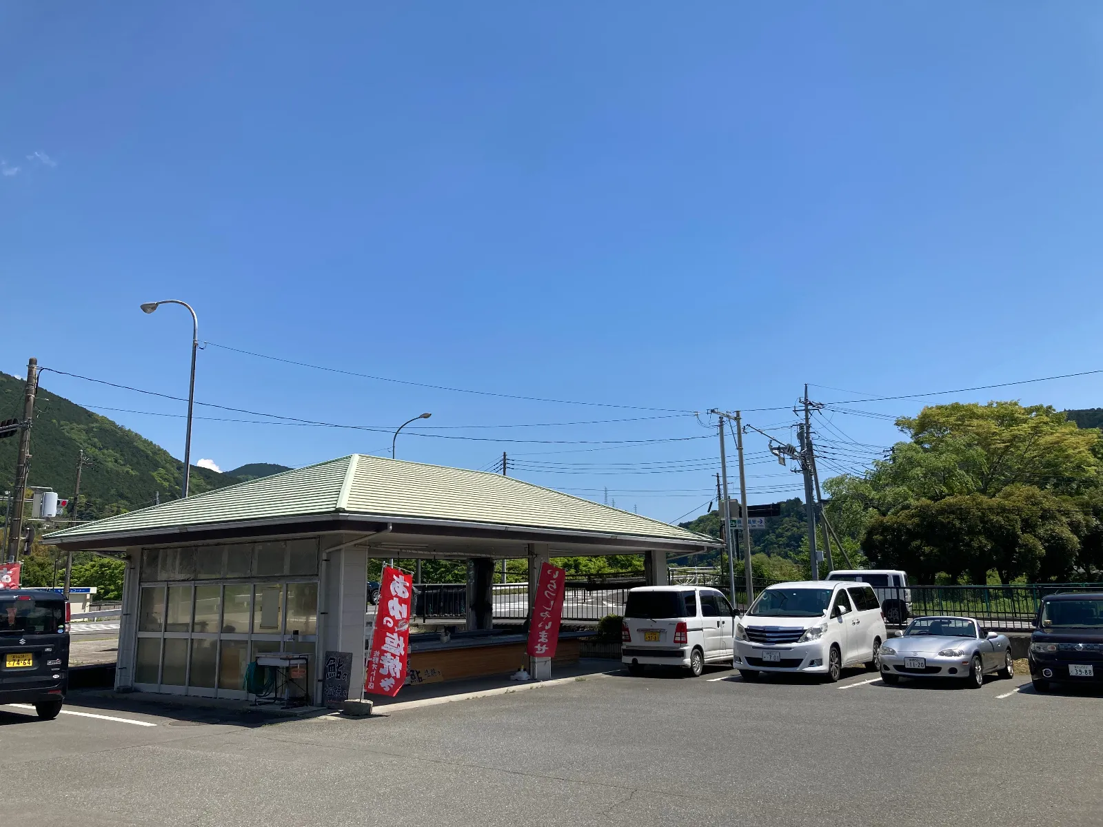 道の駅のとみざわにより、鮎の塩焼きをいただきましょう。ちょうどお昼ごろ。