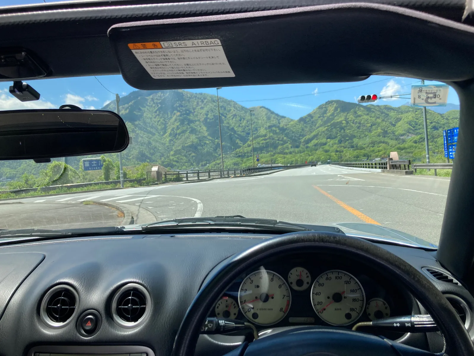 富士川まで降りて来ました。
　　　　　　　　　山の色が違います。

高速道路は使わずに、地道を堪能します。
