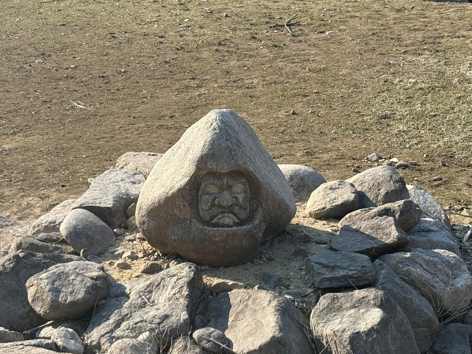謎の岩もあります。