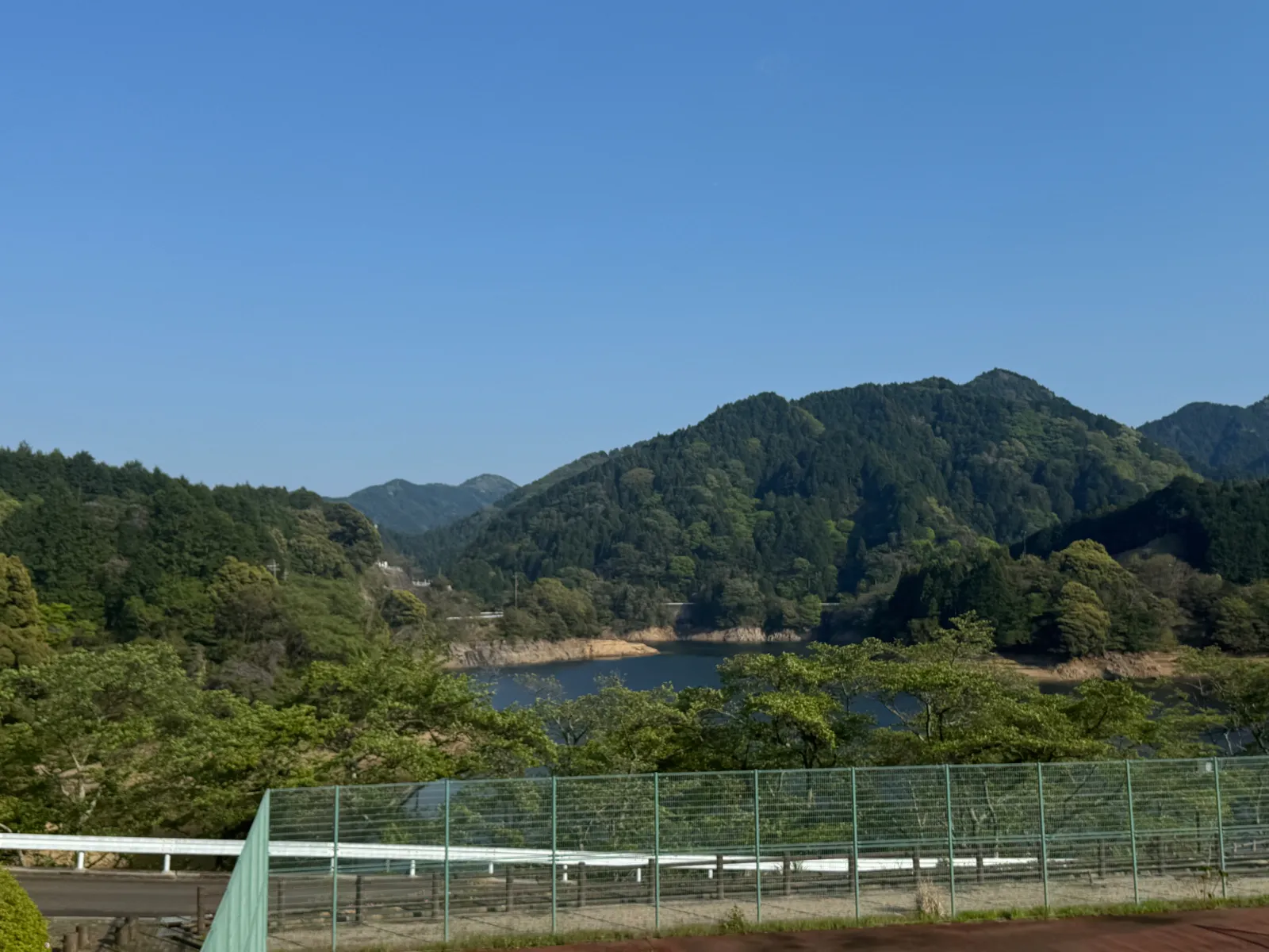 錫杖湖は安濃ダムのダム湖です。