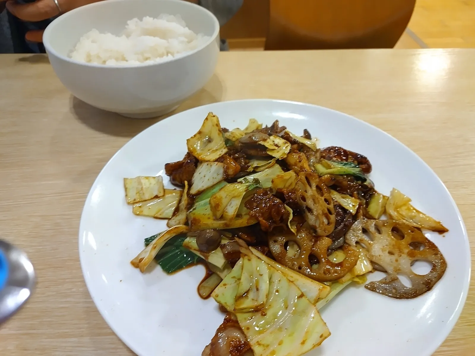 回鍋肉ご飯も普通なのに大盛り