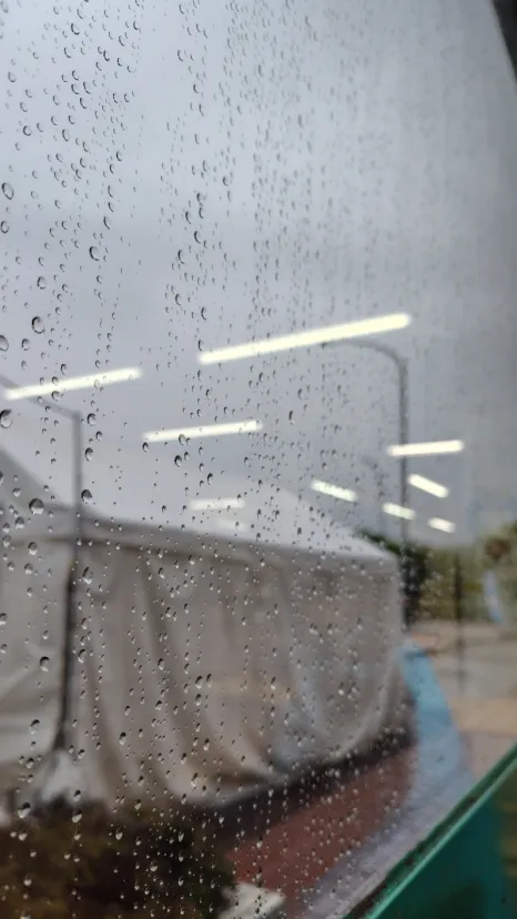 まだ雨