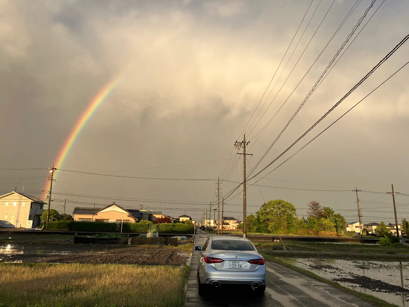 場所を変えてみました。中央部は垂れ込めた雷雲で虹は途切れています。