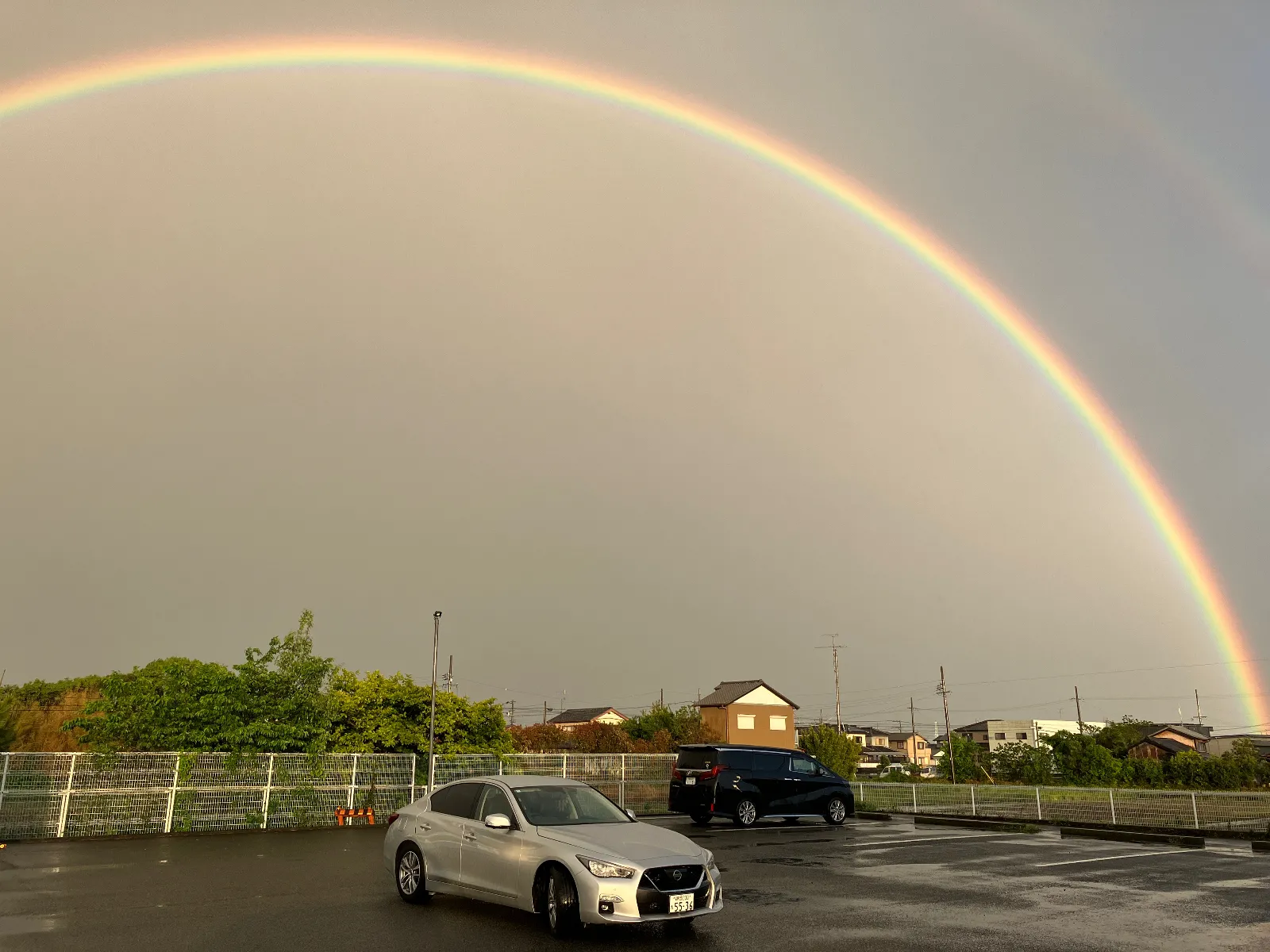 本日の夕方、雨が上がる直前にすごい虹🌈が出ました。こんなにリアル過ぎる虹は初めてです。静岡県東部方面に、竜巻注意報が出ていて、雷雨の雷雲の境目で激しく降る雨に、夕方の太陽光が差し込んでこんな虹が姿を見せました。