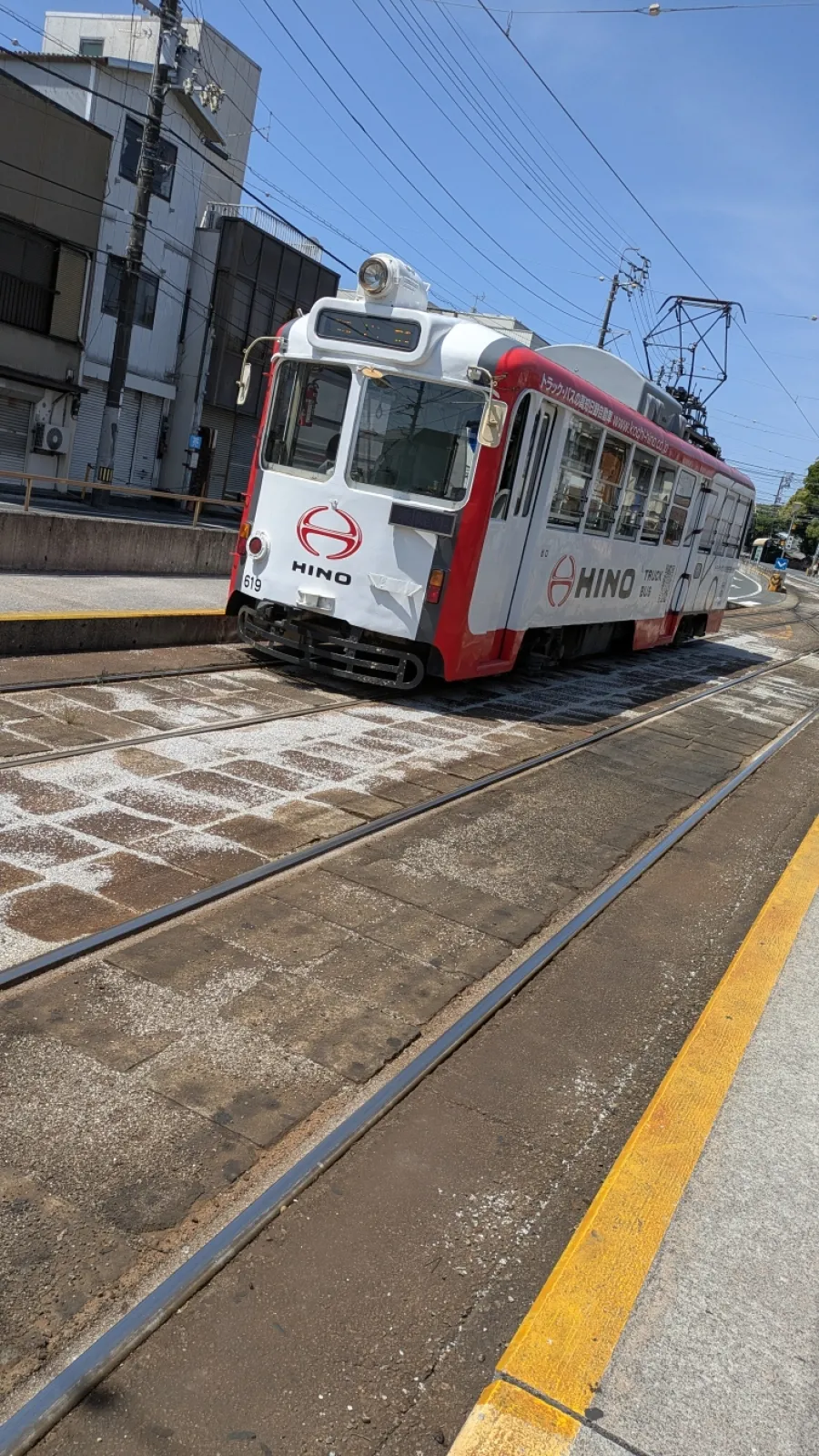 高知のまちなかは駐車場が少なめなので、路面電車で移動