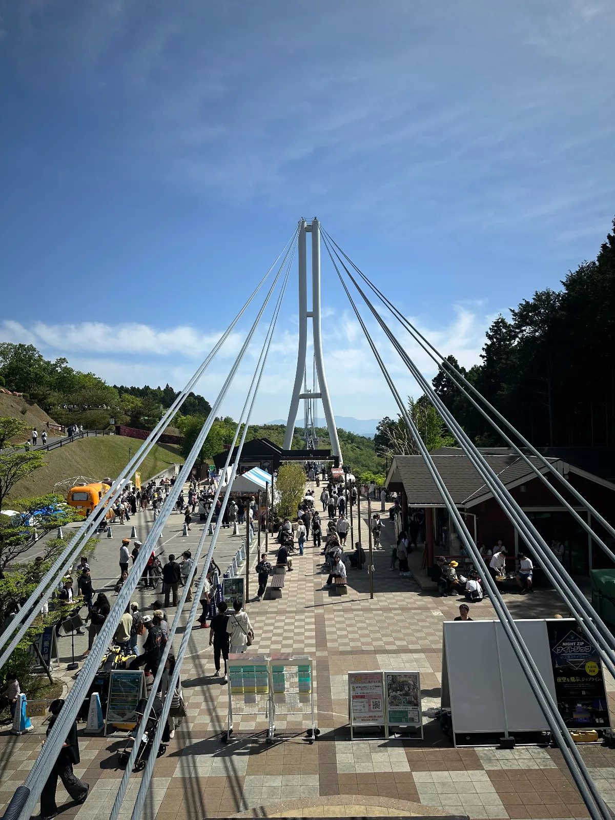 一度来てみたかったので、山中湖行く途中に寄りました。GWはなんと3000円😭普段は1000円らしい。ちなみに橋を渡るとフォレストアドベンチャーがありポイントスポットです。