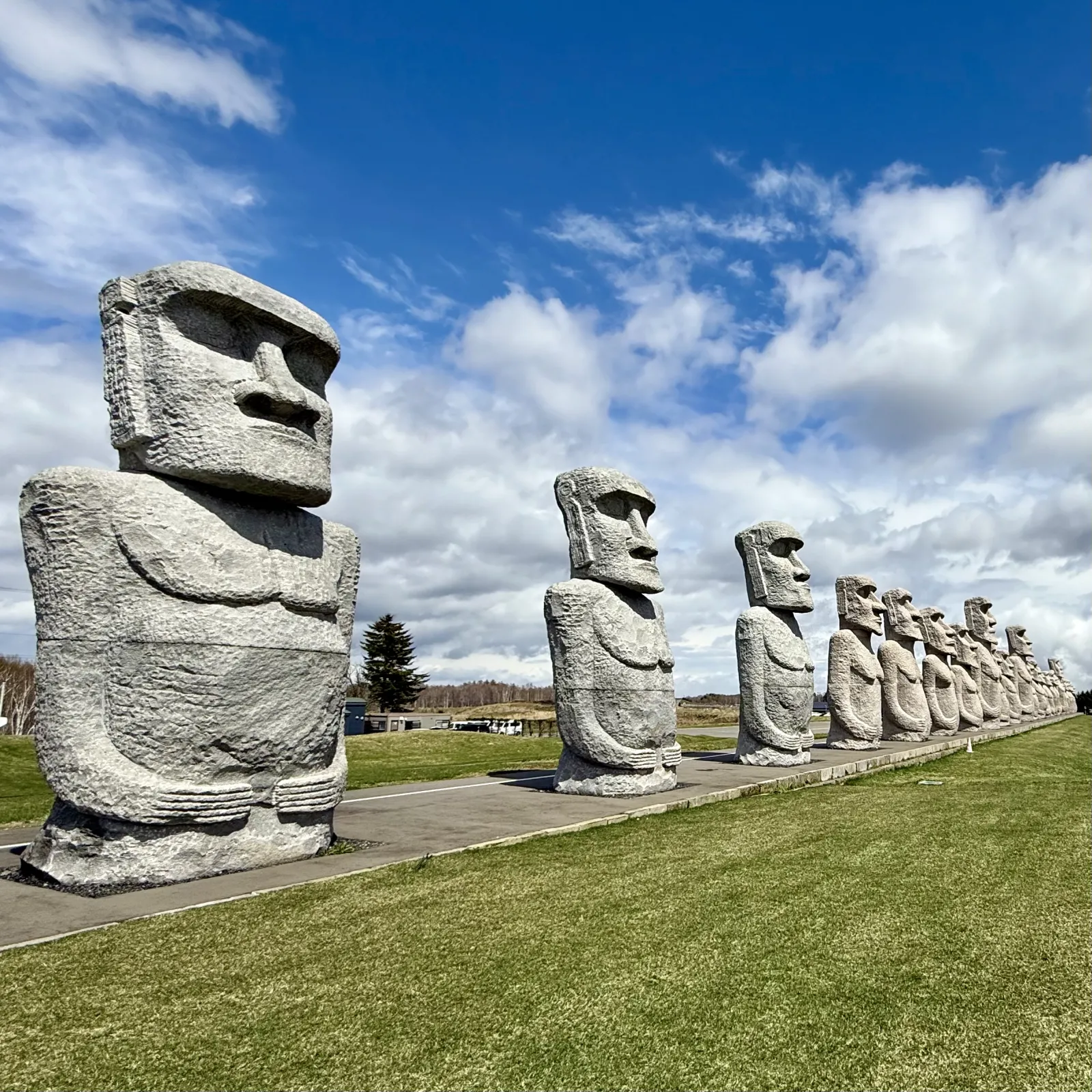 大きなモアイ像は迫力満点🗿