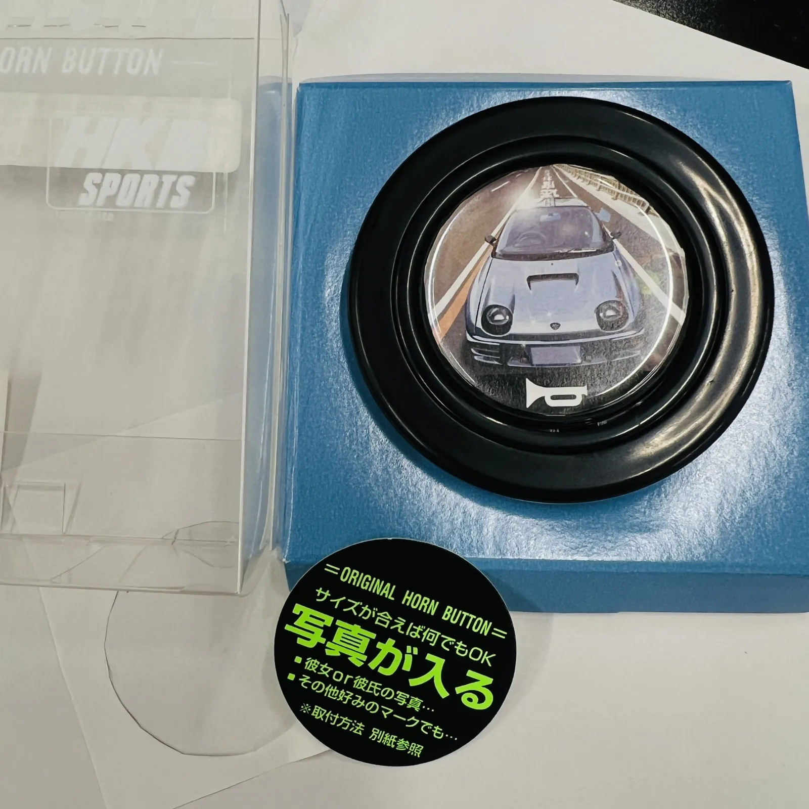 自作のイラストをプリントアウトして、直径35mmに切り取ってはめ込んで完成です。

ホーンボタンにはISO7000で規定されたラッパのマークが無いと車検が通らないので、ちゃんと入れて完成です。