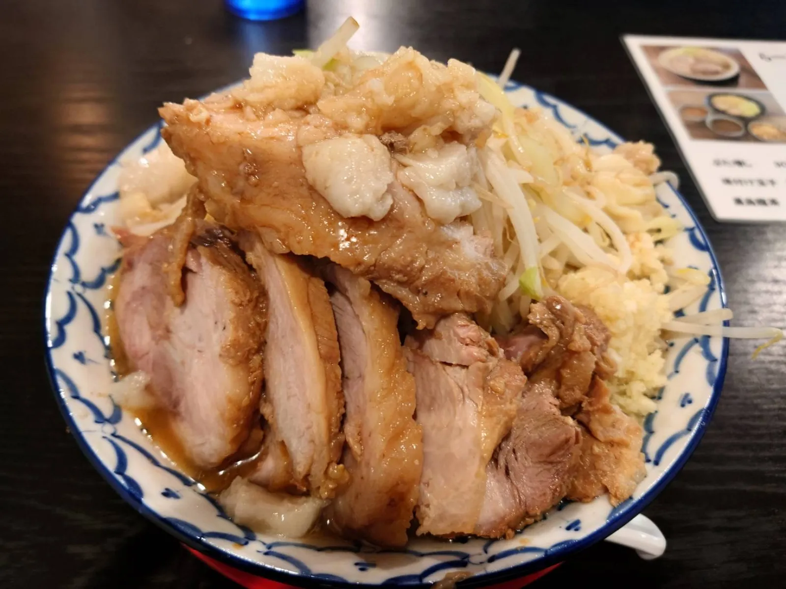 待つこと約10分ちょいで着ドン
大盛り、肉マシ
ニンニク、野菜多め、脂、辛め
同行者が頼んだラーメンです（デカい）
ビジュアル的にいいので、先に紹介

もちろん完食してました
めっちゃスゲ〜😍