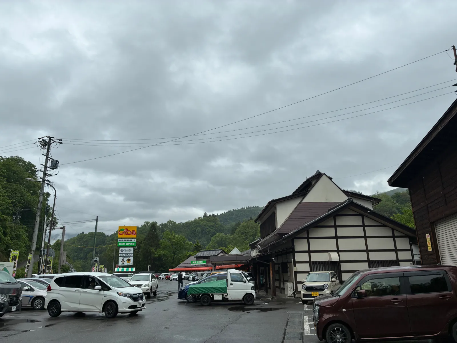 この日は土曜日で駐車場もいっぱい。
地元のとれたての野菜や山菜が沢山ありました。
美味しそうな出汁のにおいが漂ってましたよ、