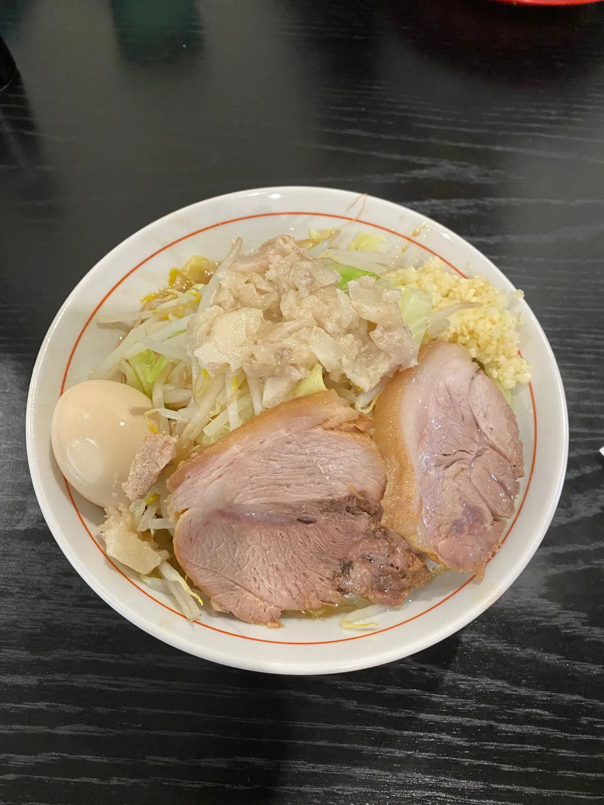 こちらが、ワタクシが頼んだラーメン
ラーメン＋タマゴ
ニンニク、野菜増し、脂

大盛りと比べるとマイルドですね〜（笑）
それでもギリギリ完食！
ラーメン小で良かったかな？

美味しゅうございました
ごちそうさまでした😋


次回のラーメンに続く？
