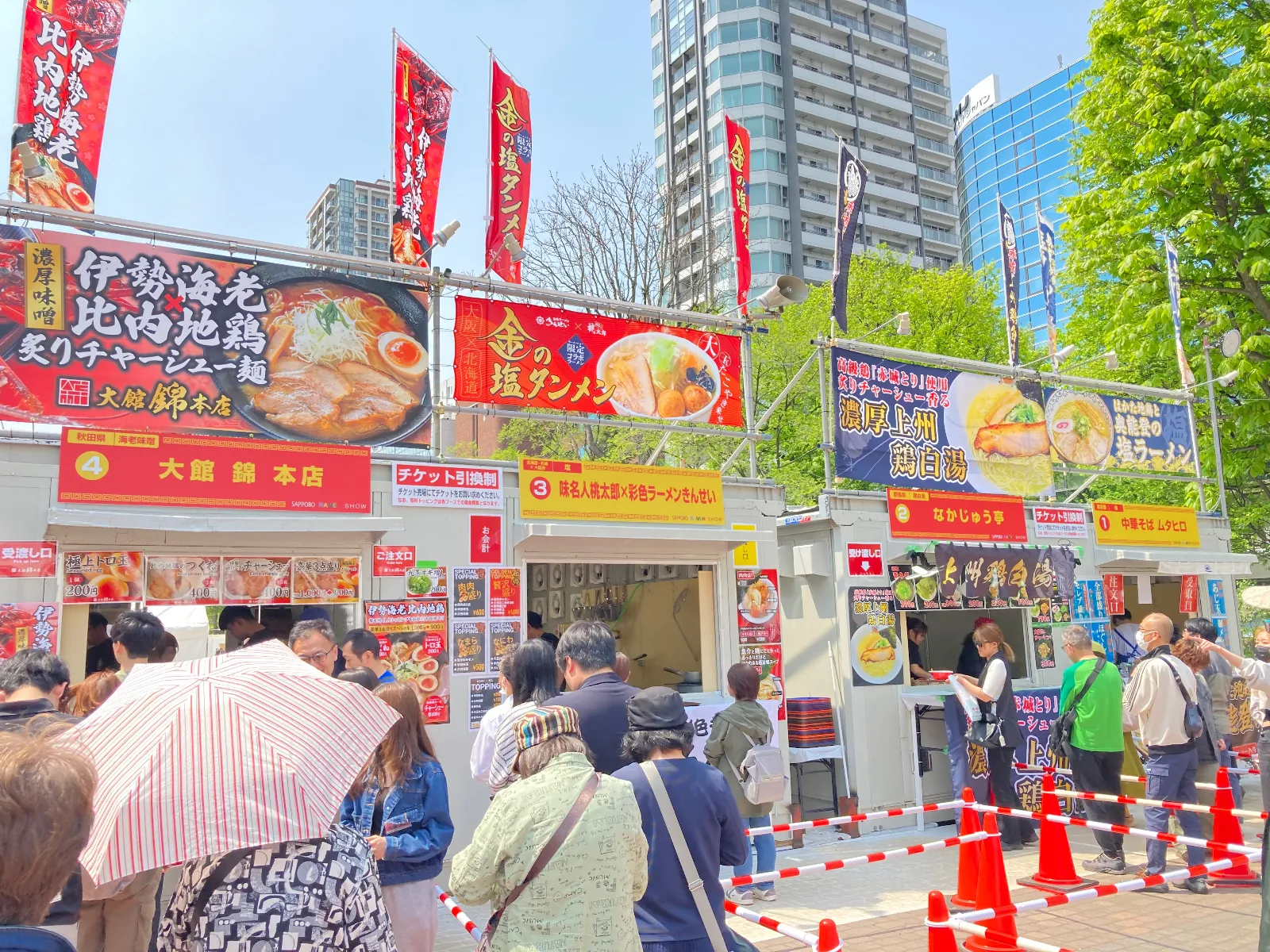 大通公園で開催中、第一幕が今日で終わり20日から第二幕の後半戦が25日までです。
ラーメンは全て千円でトッピングは各店で購入。私は秋田角館の濃厚味噌伊勢海老比内地鶏炙りチャーシュー麺を頂きました。