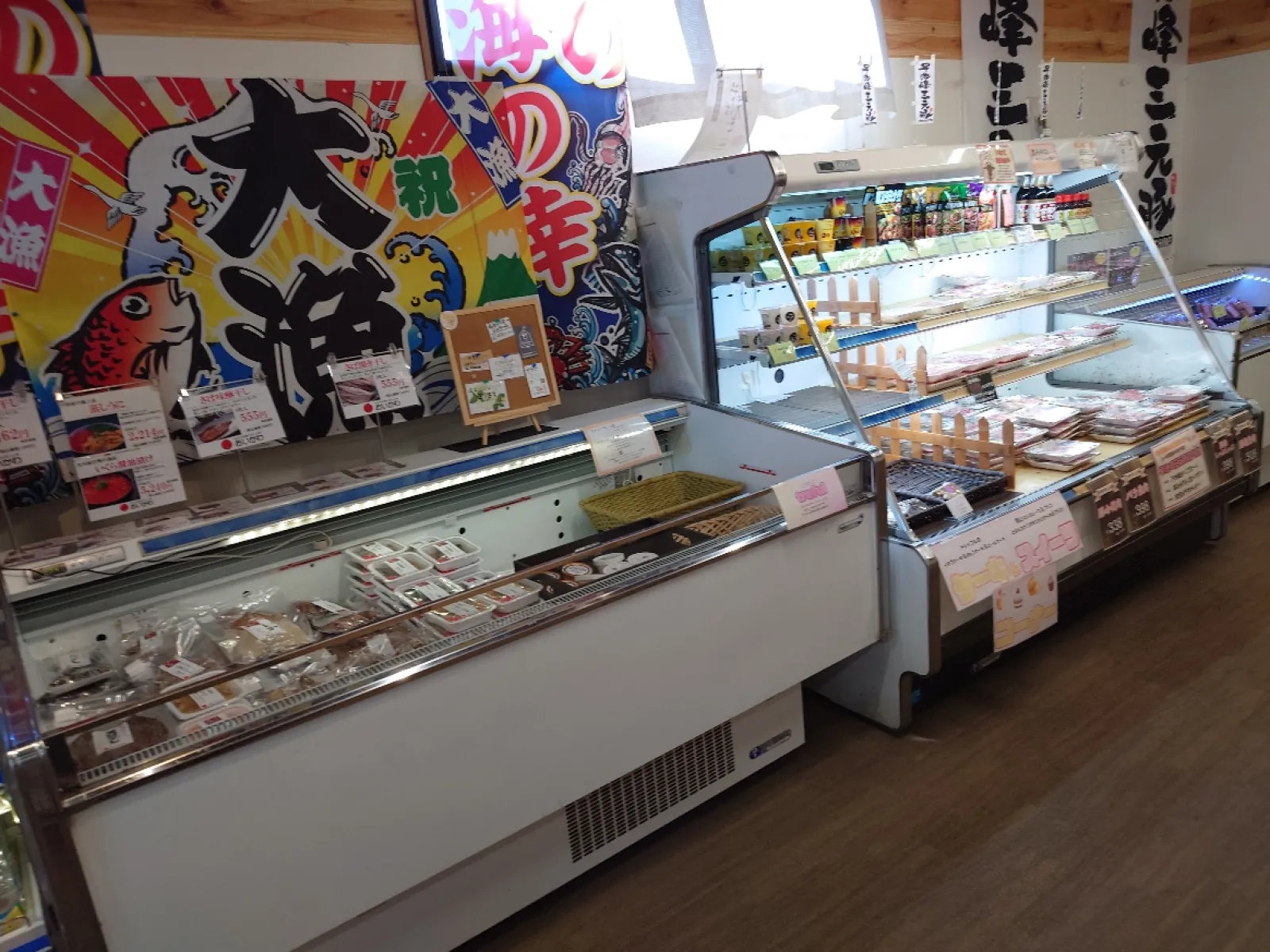 加工された魚介とお肉、餃子や焼売なんかも売ってました。
おでんや鶏の唐揚げ、コロッケなんかも売ってます。