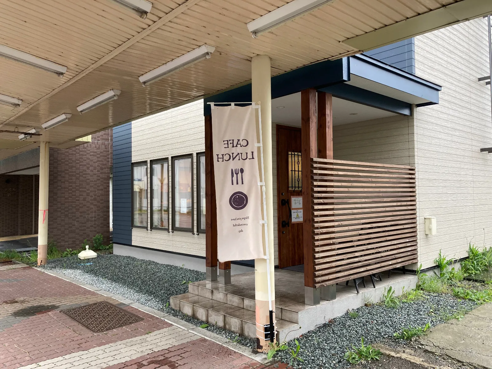 岩見沢1条西1丁目6にあるパン工房こんとれいる　2階にCafeを備えています。裏の一方通行路側に駐車場有ります。沢山商品ある中から食べたいものを購入したけど美味しいです。みそカツサンド、クロワッサンサンドにバゲット。サンドのパン美味い😋、サンドとても美味しいです。Cafeでチキンスパイスカレーを食べて満足です。