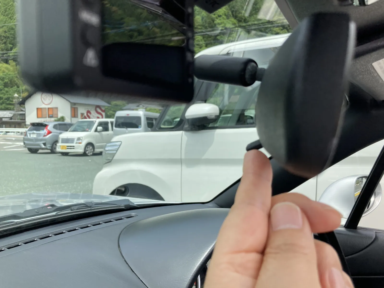 レバーが動いてはいけない範囲まで動いてしました。　別に無理な操作してないです。
多分、樹脂のヒンジピンが逝ってしまったと。
