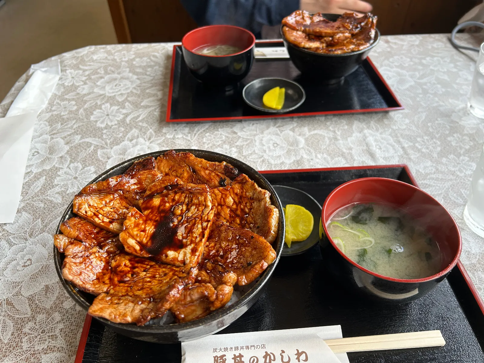 色んな所のを食べたが、豚丼はそんなにテンション上がら無い。焦げが強すぎたり、タレが甘すぎたり、肉が固かったり…。それぞれ特徴を出すのに躍起で、焼鳥風やら焼肉風やら焼豚風、角煮風、生姜焼風、ラフテー風…。どれも、豚肉をどーにか味付けて飯に乗せただけのヤンチャな食い物の印象がある。こちら音更のかしわさんのは、知る限り最も品のある、押し付けの無い一杯。年寄りでもイケる。豚の柔らかさ、米の旨さが光る。山椒で食べるのが合うから、鰻丼風と言えるのか？どーせ食うならココが良い。