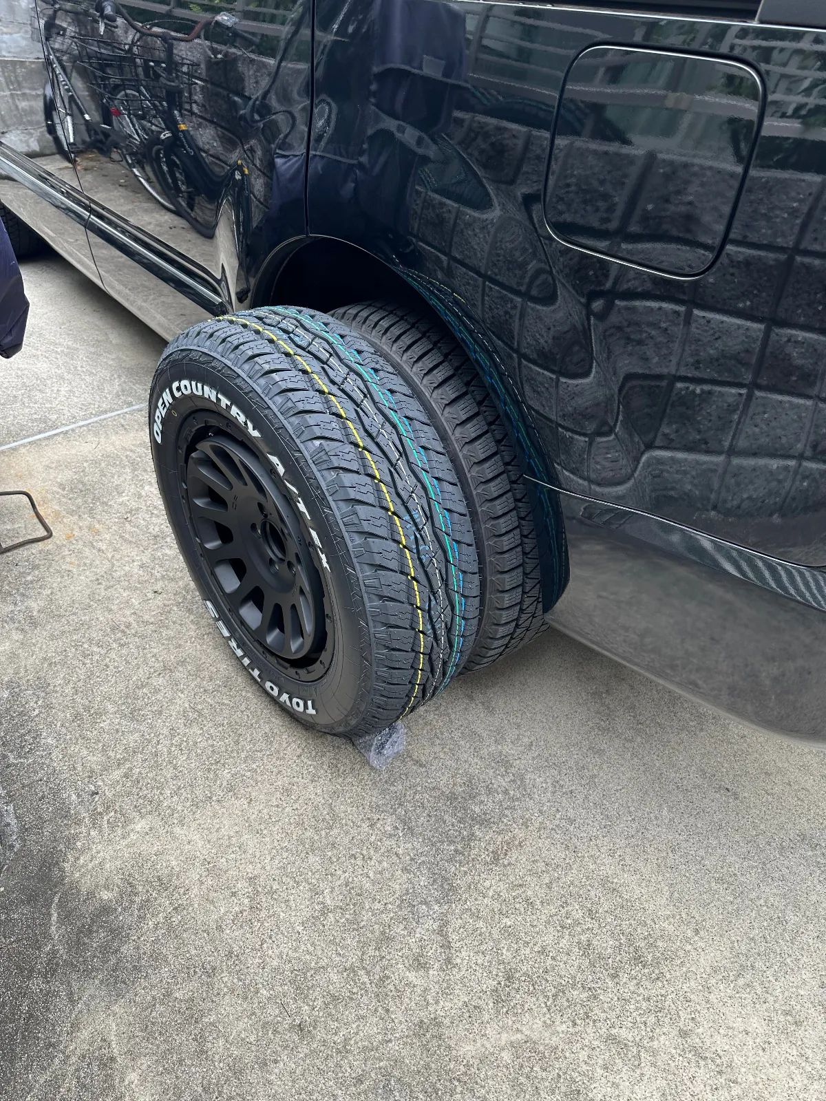それでも純正の18インチ225/55に比べると少し大きいです。