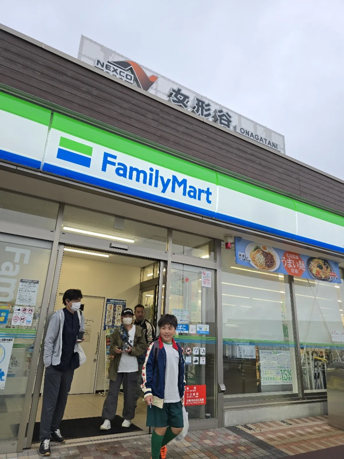 ファミマだけですが、寄りやすい場所です
