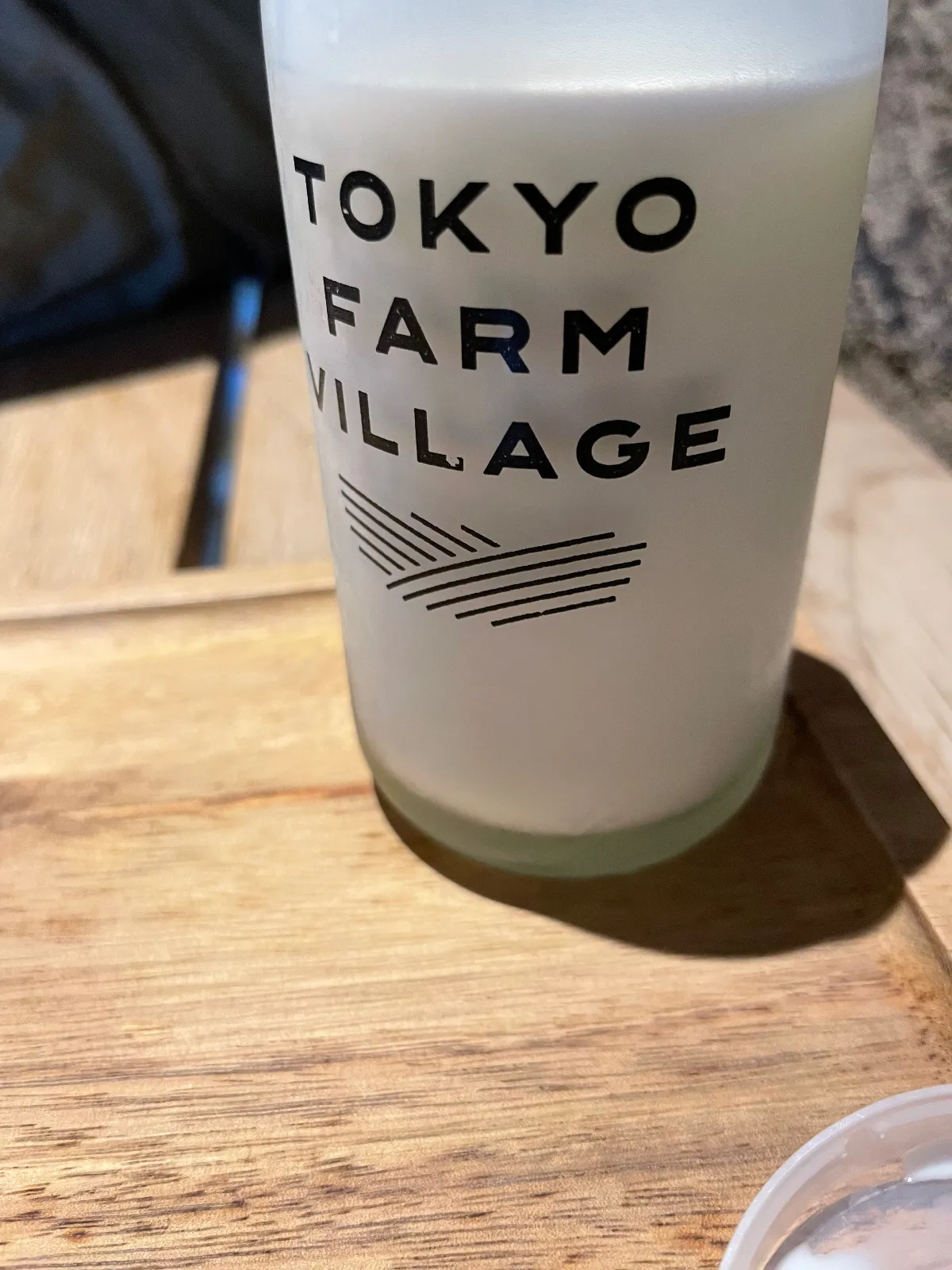 通常の白黒の牛より乳の味が濃く、栄養価がいいジャージー牛を八王子で安定的に飲めるのはドライブ中の息抜きに良いです。
小柄な乳牛で取れる量も少ない牛乳ですが、わざわざ来て飲む価値はあります。
駐車場は、右折入庫禁止なんでご注意下さい。
