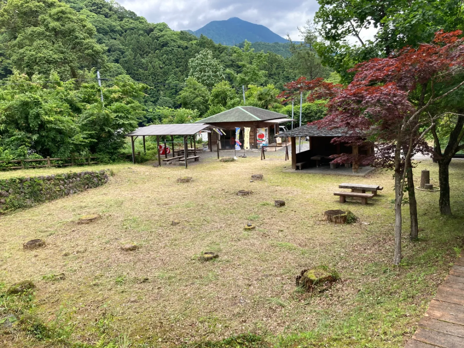 こじんまりした、お茶屋さんがありますので、一休みは出来ます。