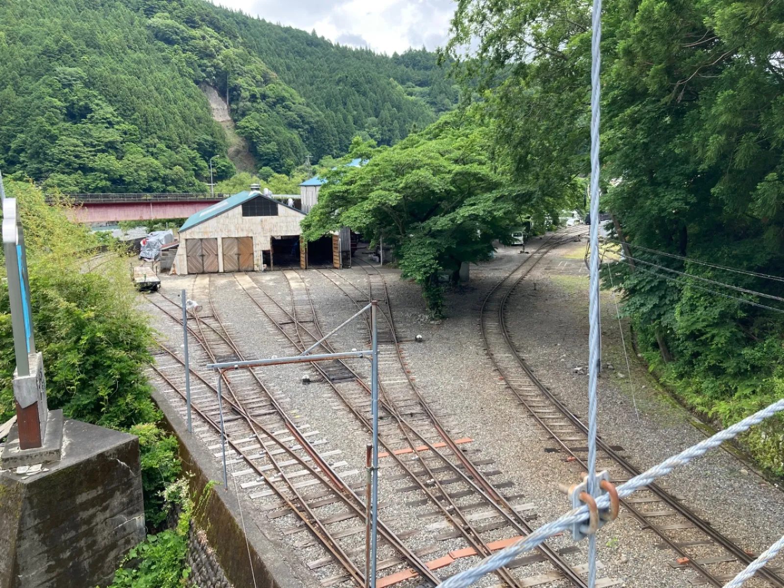 大井川鐵道のアプト式の鉄道の修理工場らしき建物があります。引き込み線が建物内に繋がっています。