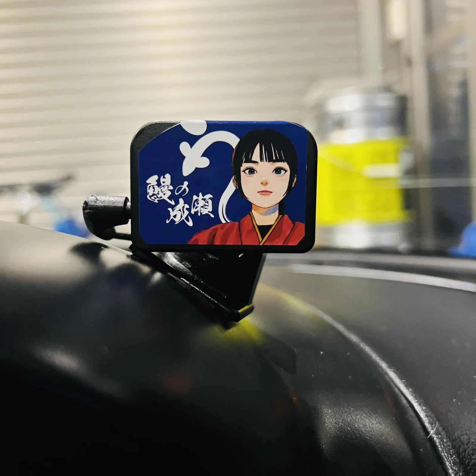 鰻の成瀬でもらったシールを貼って我慢します（笑）

運転中に無性に鰻が食べたくなります。