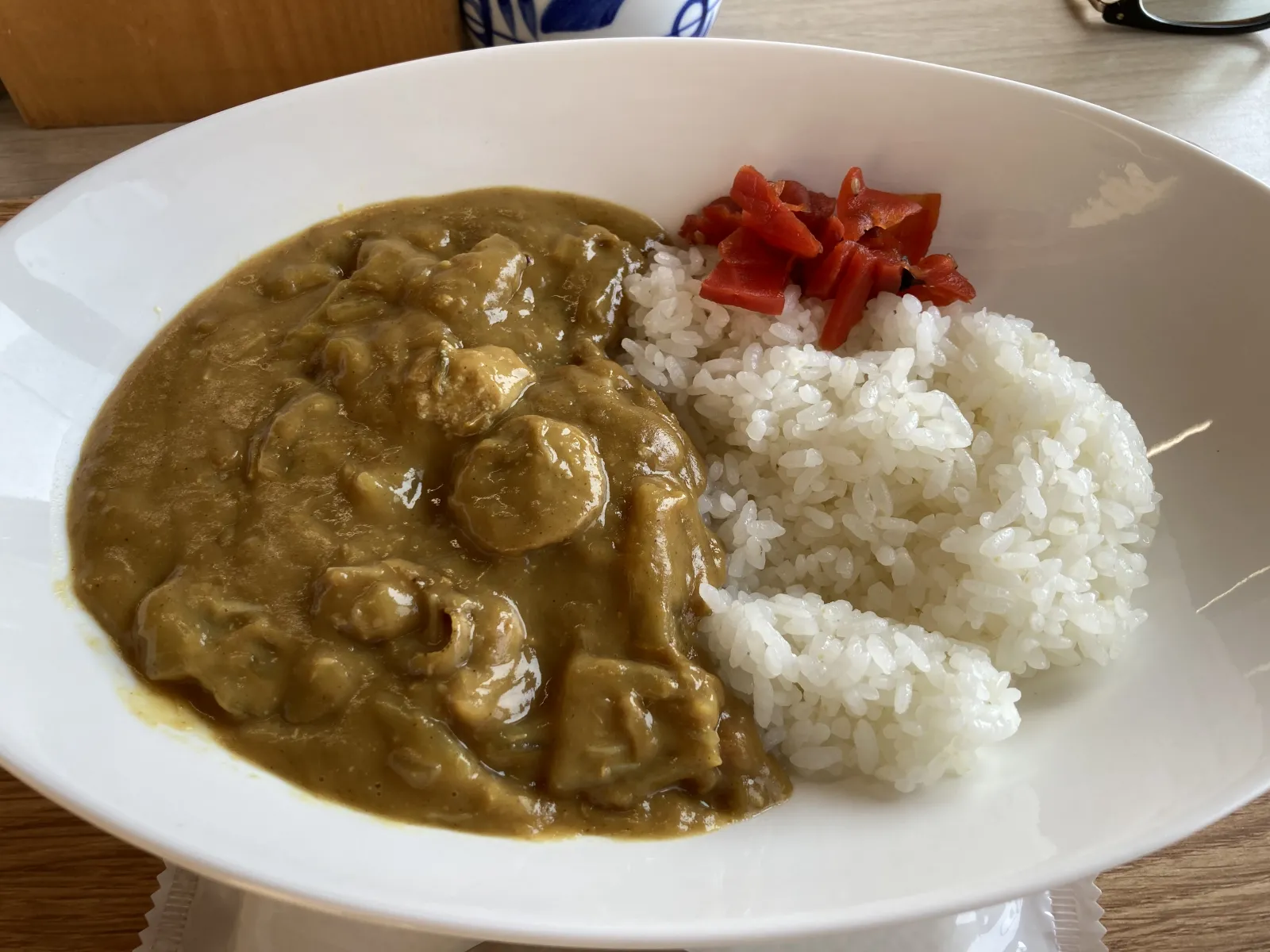 レストランで噴火湾産のホタテ稚貝？カレーを食べて来ました。これハーフサイズにホタテ5個程入っていた感じです。施設内では地元野菜のほかにパンも販売してますよ。この道の駅から国道に出るのは交通量多いので信号機欲しいと思いましたよ。