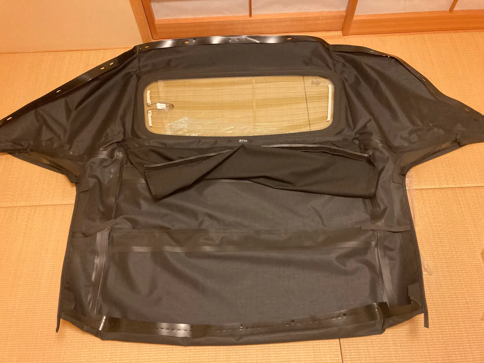 生地の厚みは今の幌より薄くなっています、ハーツ製の製品の方が厚みもあり内側にクロスの生地があり、重量感がありますね。外面の生地は、今の製品はシボ系ですが今回の製品はややディンプル模様に近いです。

張り替えするには余裕をみて2日。幌骨の付け替えに時間がかかるために、屋根なしで一晩跨ぐことになります。マスカーで雨対策してやりました。天気が続く土日にやるか。夜明けからすぐに始めて、日没までに終わらせるかです。

梅雨の天気予報と睨めっこしながら、やりたいと思います。

とりあえず交換品が来たので一安心しました。

ではまた。