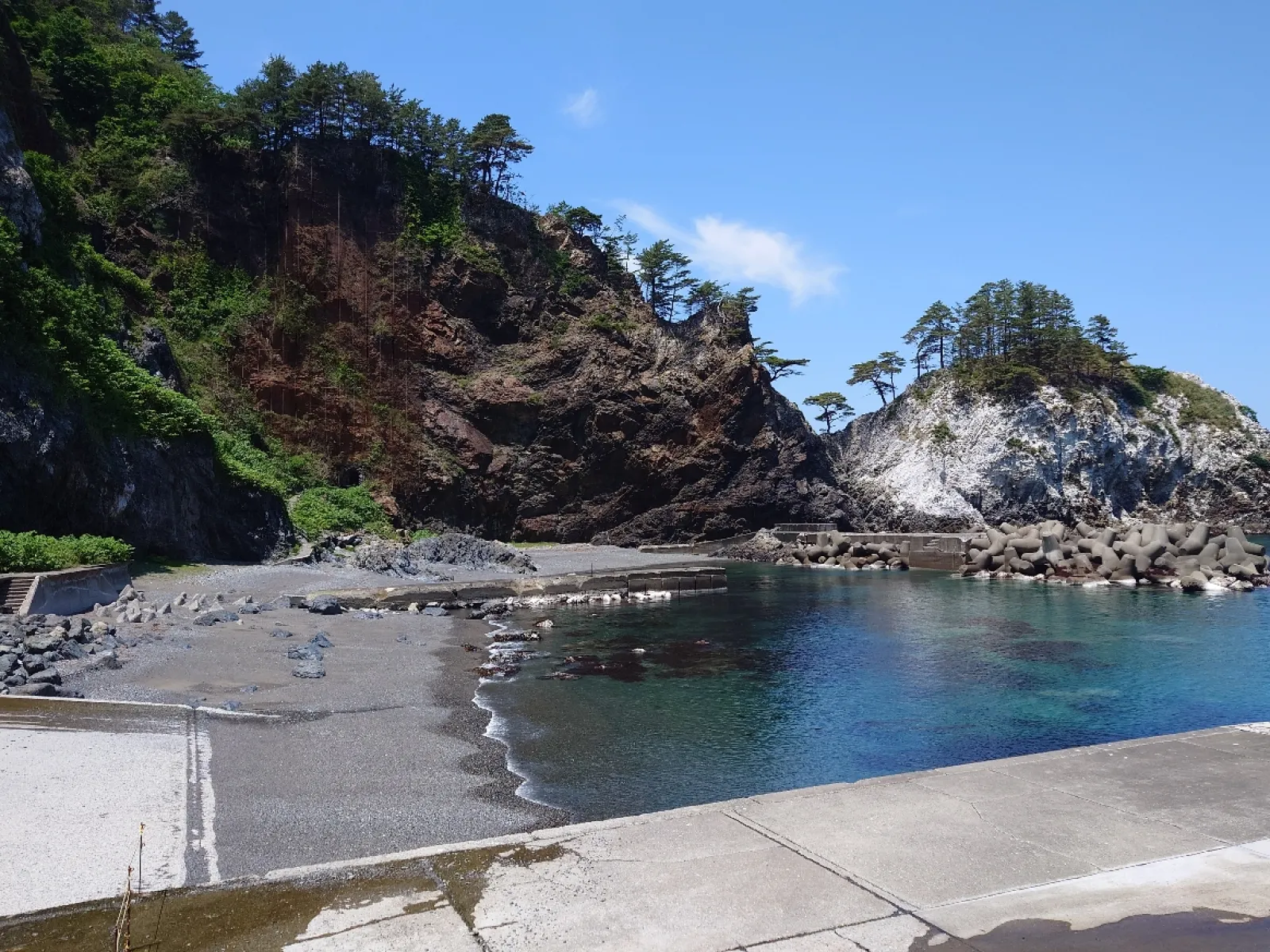 こちらがねだり浜なのだろう。
奥の岩場から黒崎漁港へ通ずる遊歩道が続いている。
ちなみに、ねだり浜浜禁漁区に指定されいるらしいので動植物の捕獲は禁止のようだ。