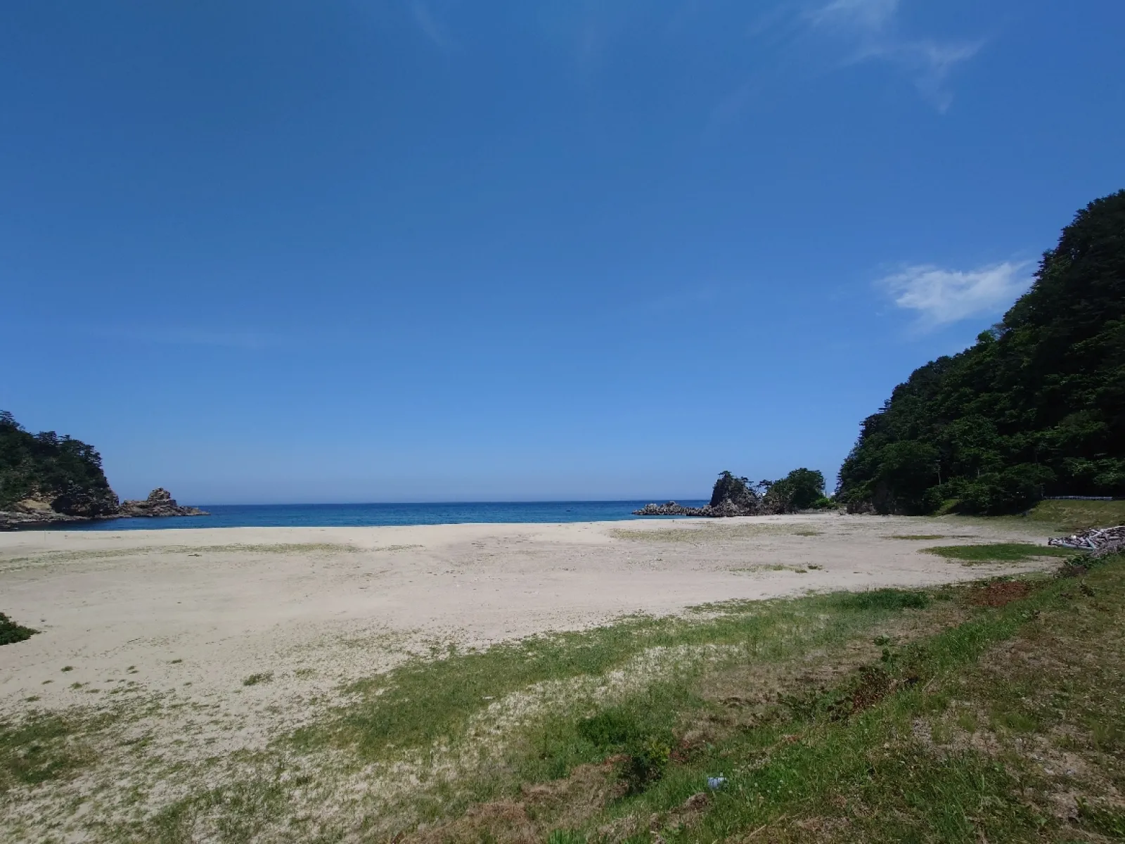 今の時期は海水浴客の姿はない。