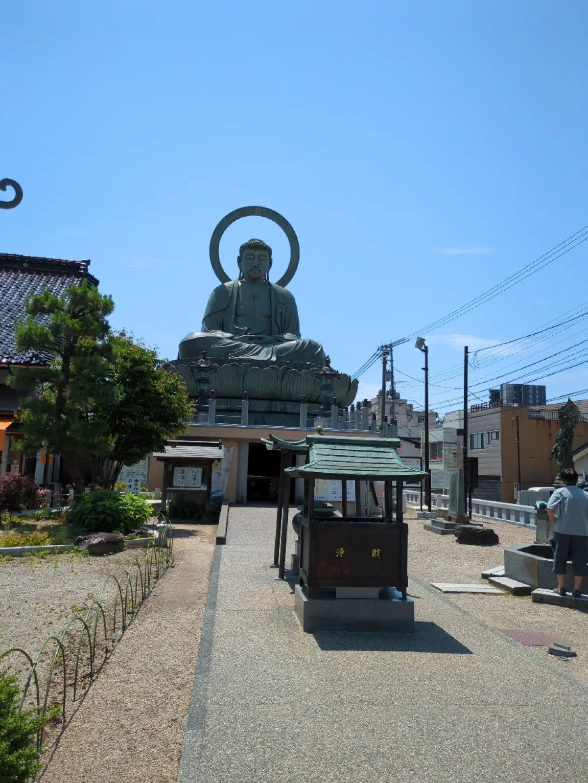 町の中に突如現れる大きな大仏様。
大きさに圧倒されます