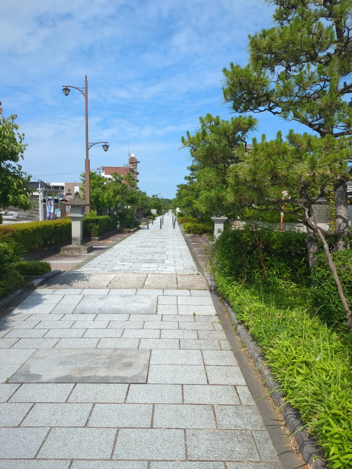 昔の人が瑞龍寺に向かうときのワクワクが偲ばれる長い参道