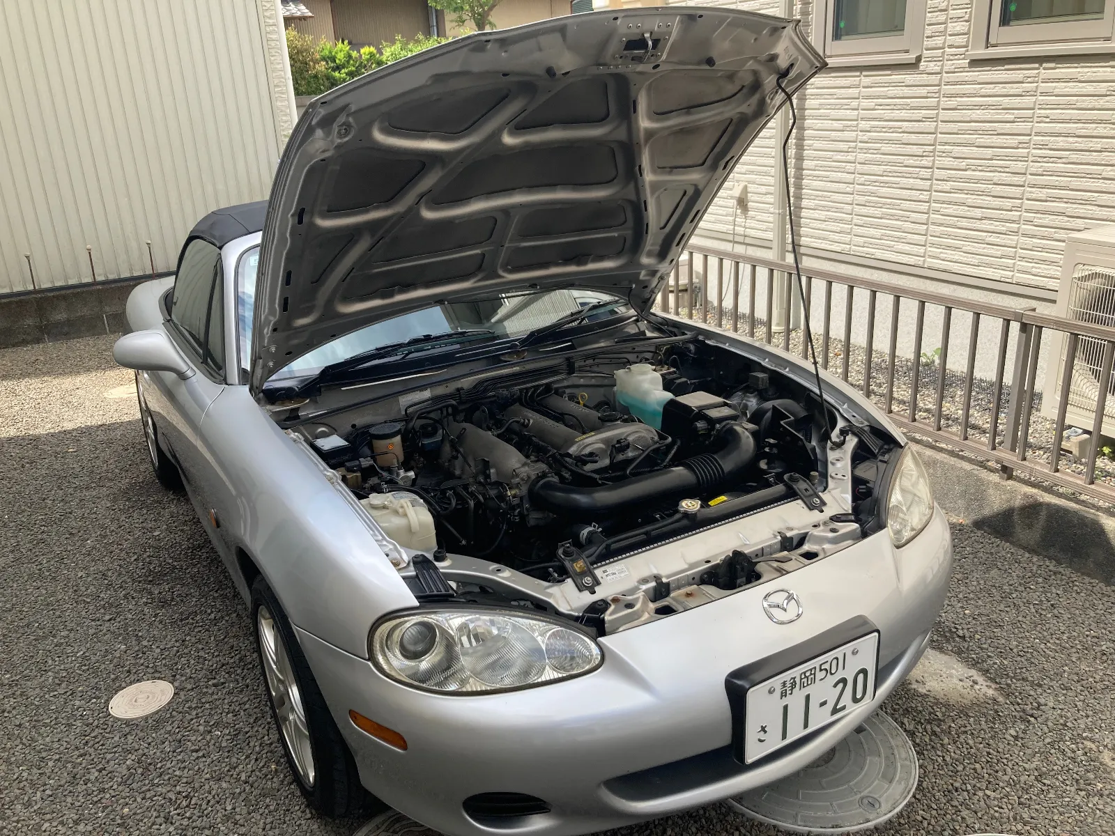 とりあえず、洗車と固型ワックス掛けを済ませ、ヘッドライトの水垢研磨まで片付けました。では、NBの修理箇所を確認します。