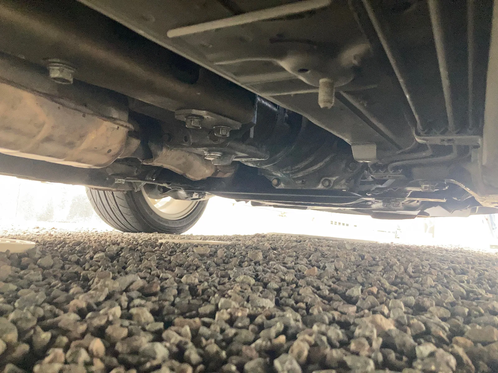 やや後ろから見ると、ロードスター特有のパワープラントフレームのエンジン側のボルトがきれいになっています。ここも外さないと作業ができないので、クラッチディスク、クラッチ板も交換推奨メニュー対象になります。距離数を走っているか、ハードに扱っていなければその必要はありませんが、私の場合は距離で対象になります。

今日はNBで50キロほど山中ドライブして、クラッチの状態をしっかり確認して来ました。
シャダーの出方が、やさしい感じです。
昨日、ディーラーさんから引き取って帰る時の感覚は、合っていました。いい感じです。


後はハブベアリングがそのうち交換したいメニューです。ゴムブッシュも行きたいですがね。
なかなかの金額になります。

ひとまずは、用意済みの幌交換をしましょう。

今日はここまで。
ではまた。