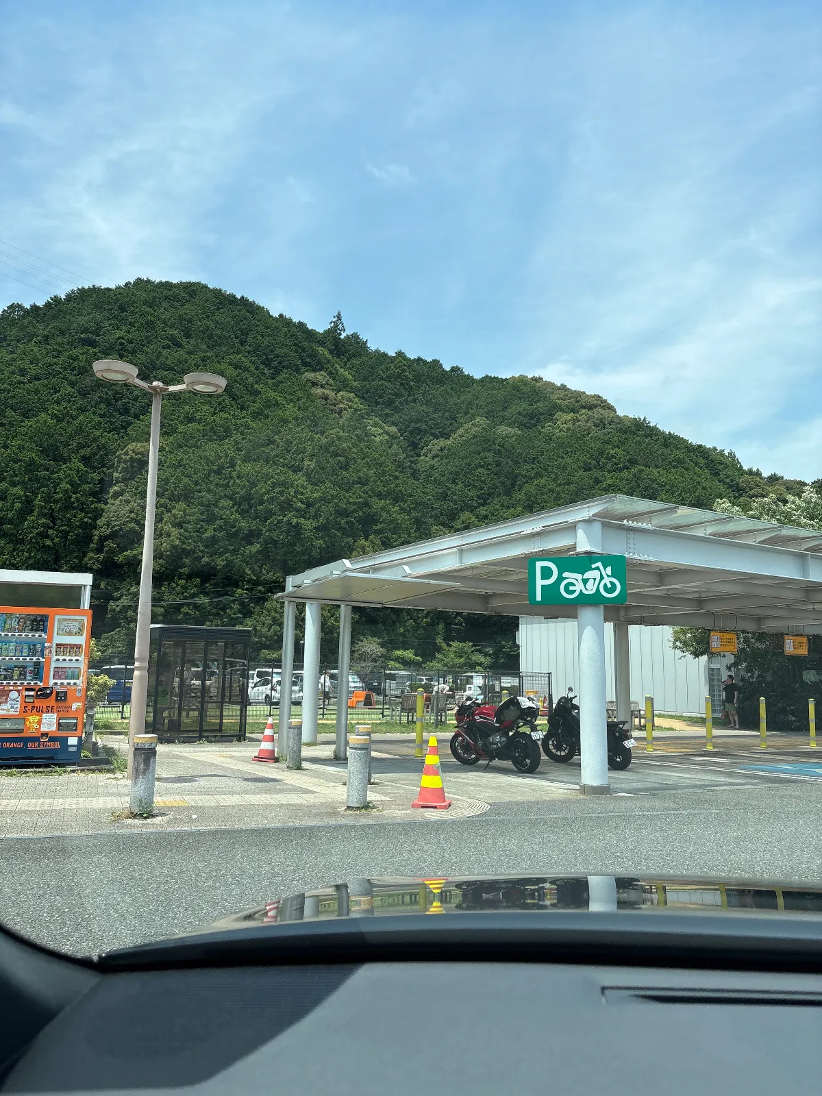 山の中。ドッグランもあってミストも出てます。ワンコに優しい