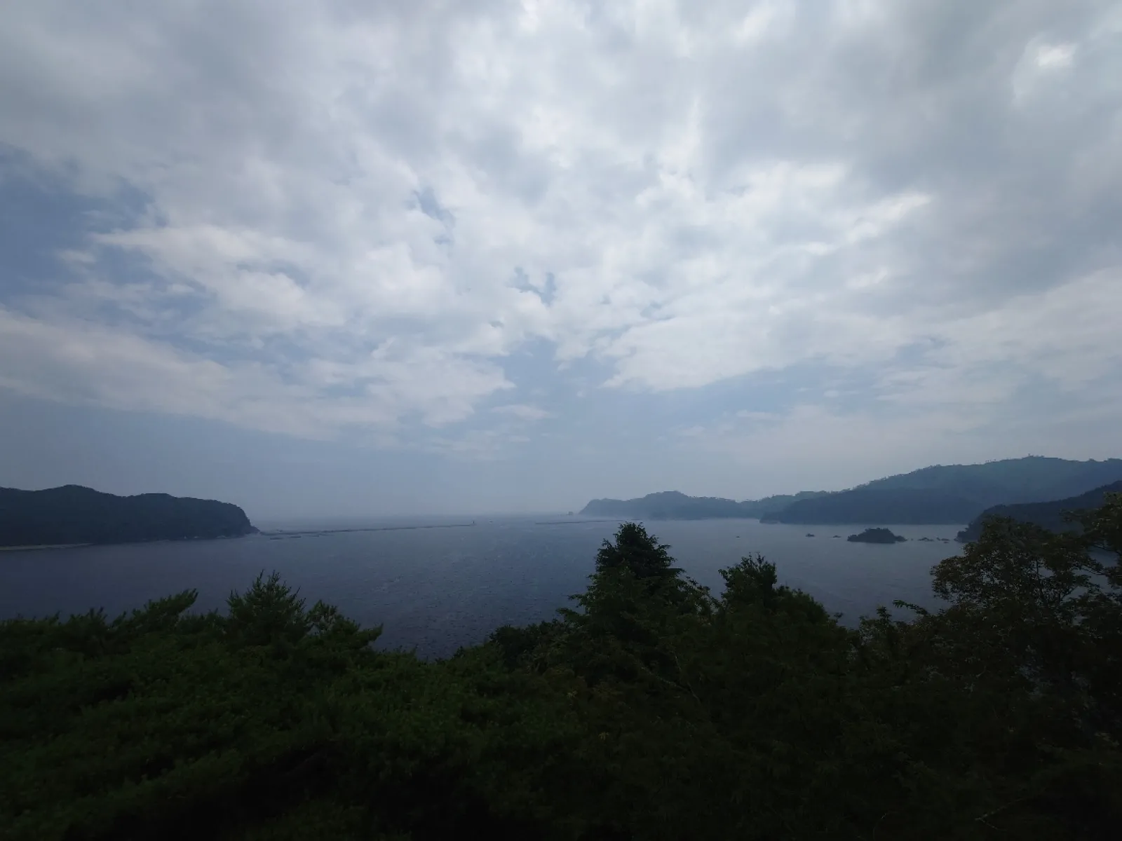 大観音像の足元から海を見た眺め。