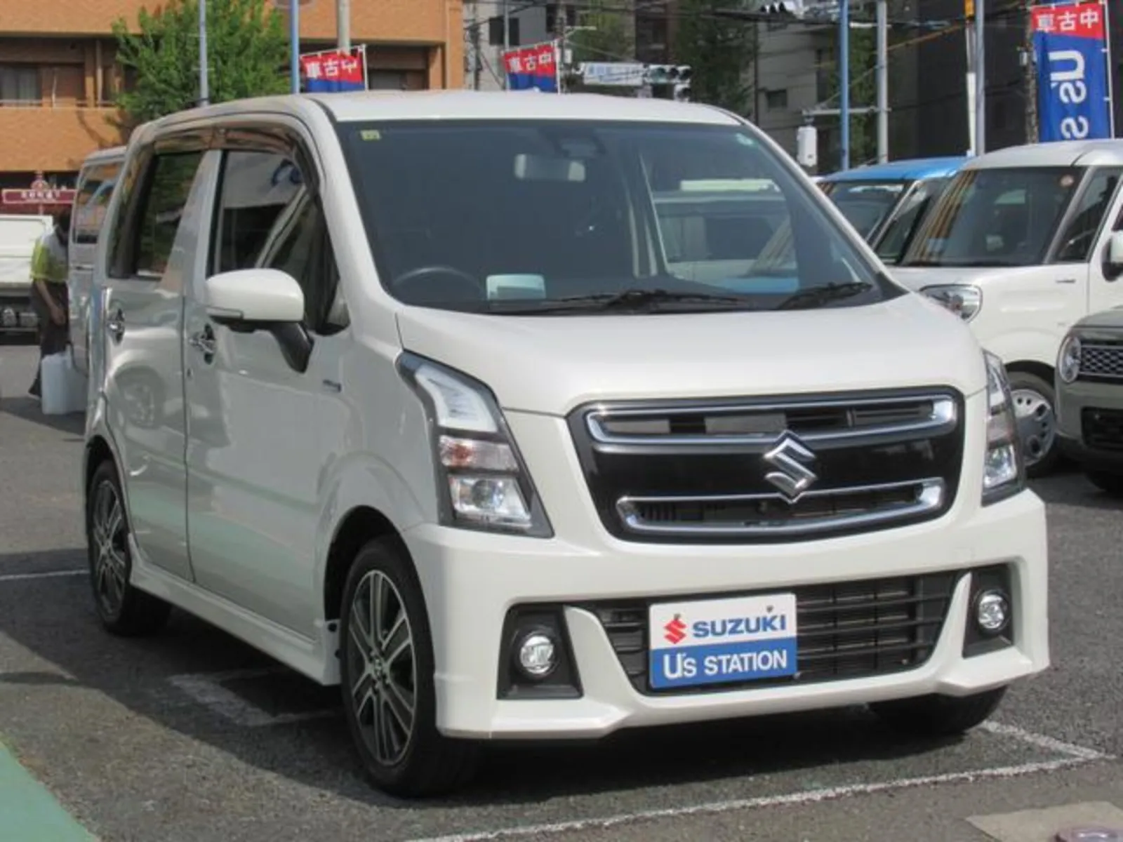 先月あたりから次に乗る車を検討していました。
結論から言いますと、サムネのクルマに決めました。
６代目ワゴンＲ・２型・スティングレーＴ、FFです。