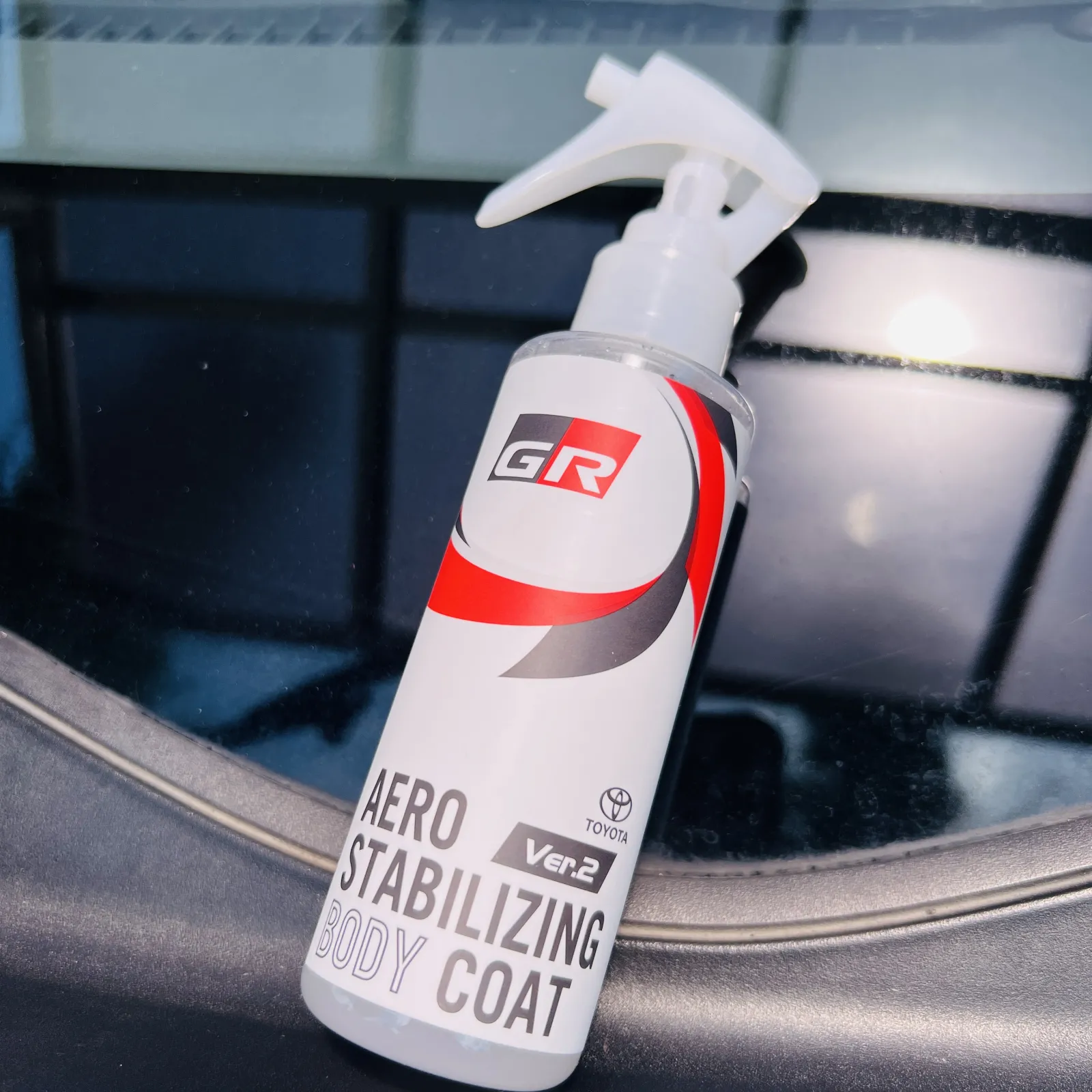 オカルトチューンここに極まれり！
TOYOTAが開発して発売した
『GR エアロスタビライジングボディコート』
何でもボディ表面に帯電した静電気を除去して走行中の気流の乱れを整えて、燃費向上！ハンドリング特性改善！静寂性アップ、乗り心地良好などなど様々な効果を遺憾無く発揮させるそうです。
そりゃ良いなぁと早速購入してみました。

結果は！

う、うんまあ、
そんな気になるような、ならないような…😅
信じるも信じないもあなた次第です😆