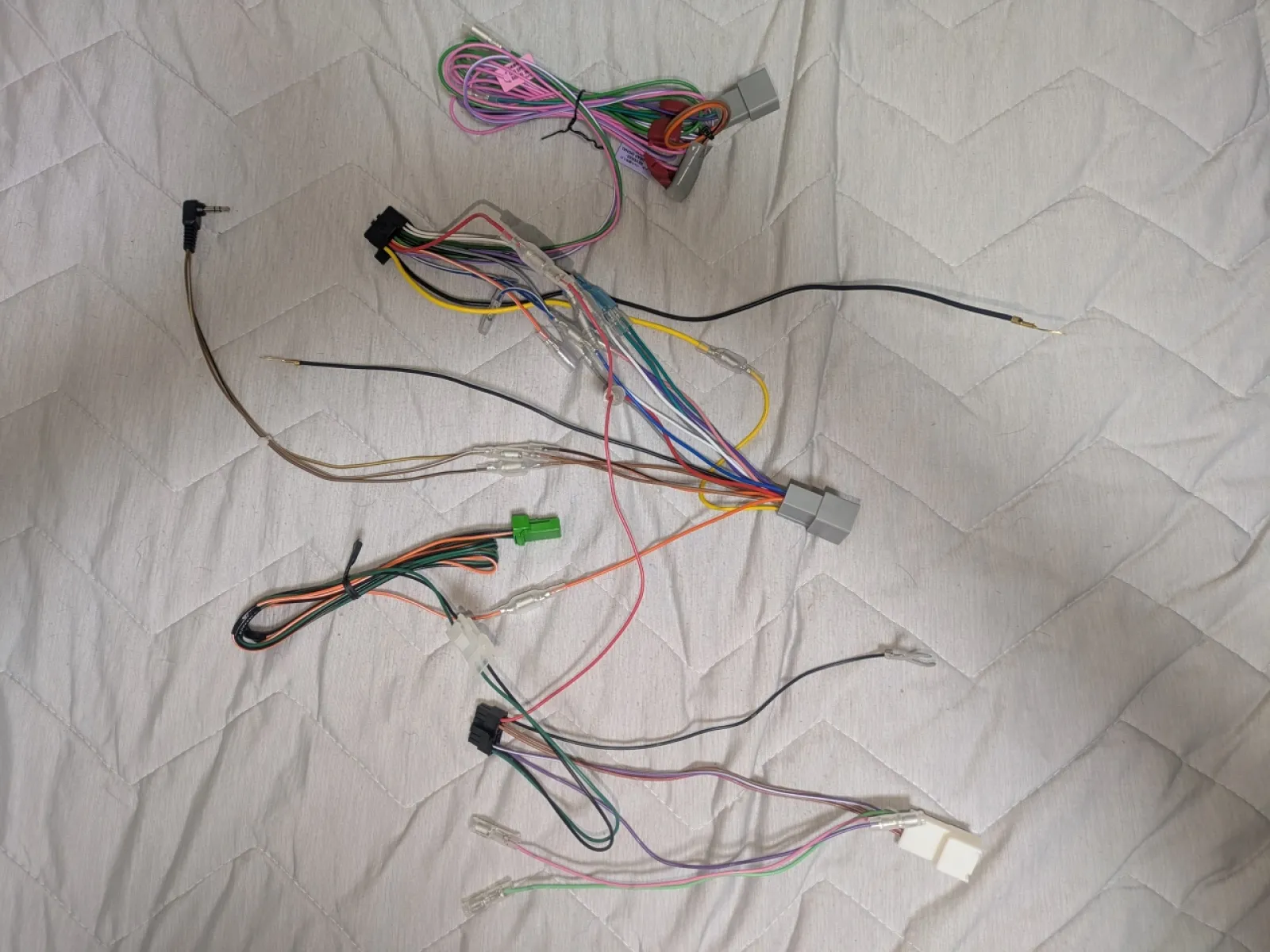 で、ハーネスを先に組んでみる。
とりあえず色を合わせてみるけど
中華モノを買ったので、被覆の色が変。
ネット上の情報を使って、なんとかする。

SF900にfirestickをつけるのが基本。
ウインカー以外のランプは全てLED化。
さて、接続ミスは現れるか!?