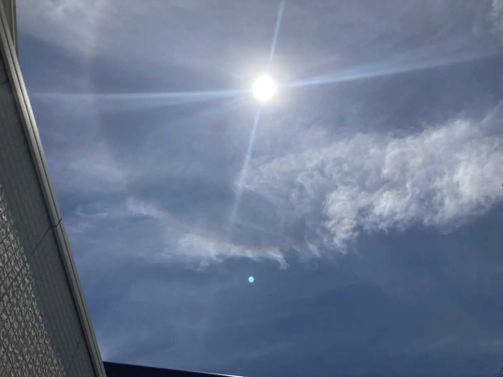 空は太陽の周りに虹リングがかかって、
夏空の景色になってきました。

暑い今夏も、快適に運転できる環境に戻ってホッと一息です。 NBがんばれ👍　　って感じ。
　

今日はここまで。
ではまた。